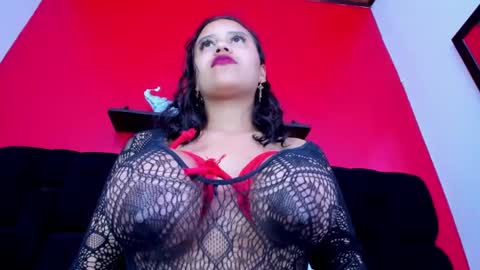 Snapshot of leah_gomed chatting on 12/19/24, 06:01 Leah online show from 12/19/24, 06:01