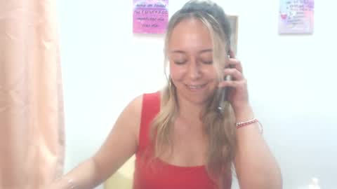 Snapshot of leah_susman chatting on 02/14/25, 01:45 leah_susman online show from 02/14/25, 01:45