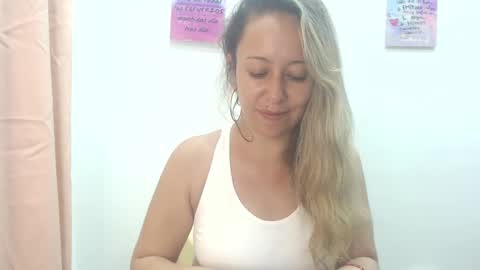 Snapshot of leah_susman chatting on 02/25/25, 02:03 leah_susman online show from 02/25/25, 02:03