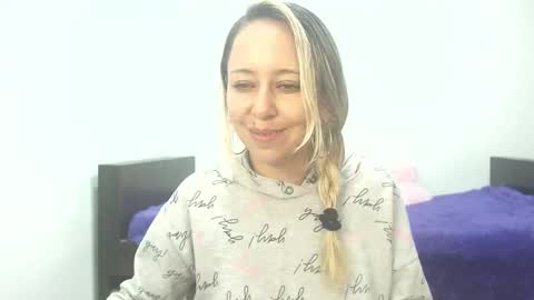 Snapshot of leah_susman chatting on 09/30/25, 01:54 leah_susman online show from 09/30/25, 01:54