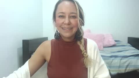 Snapshot of leah_susman chatting on 10/21/25, 02:01 leah_susman online show from 10/21/25, 02:01