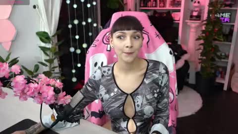 Snapshot of leahobscure chatting on 01/31/25, 04:27 Leah online show from 01/31/25, 04:27