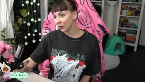 Snapshot of leahobscure chatting on 11/21/25, 08:29 Leah online show from 11/21/25, 08:29