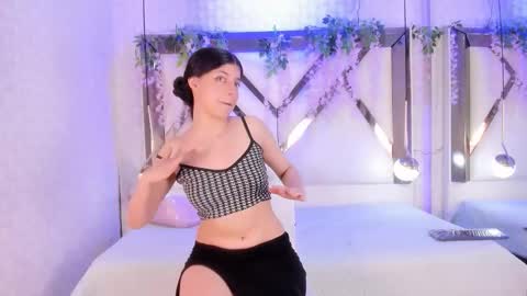 Snapshot of leahsama chatting on 11/08/25, 01:33 online show from 11/08/25, 01:33