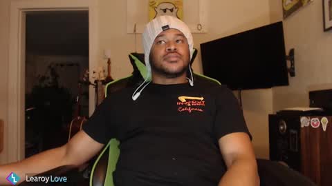 Snapshot of learoy chatting on 12/08/24, 06:01 Learoy online show from 12/08/24, 06:01