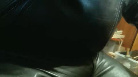 Snapshot of leathermotocross001 chatting on 11/14/25, 03:44 Leathermotocross online show from 11/14/25, 03:44