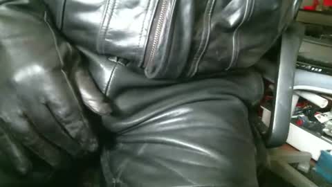Snapshot of leathermotocross001 chatting on 05/17/26, 02:24 Leathermotocross online show from 05/17/26, 02:24