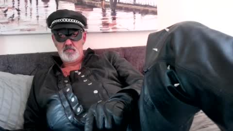 Snapshot of leathertease chatting on 07/28/26, 09:26 master or sir online show from 07/28/26, 09:26
