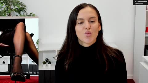 Elle  online show from 10/02/25, 06:42