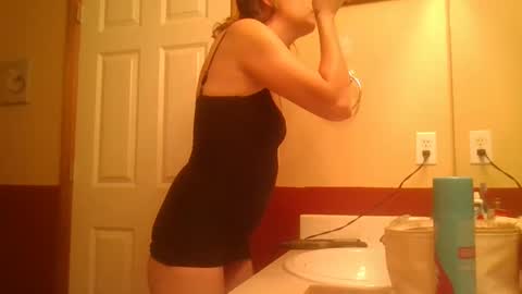 Snapshot of legzbailey chatting on 09/21/25, 05:20 taylor babe1 online show from 09/21/25, 05:20