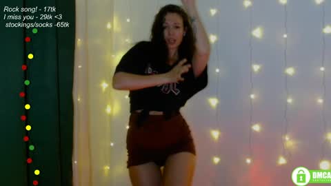 Snapshot of leia_bell chatting on 06/05/26, 07:19 hey Im Leia and I love rock online show from 06/05/26, 07:19