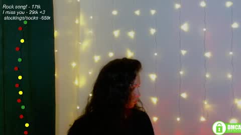 Snapshot of leia_bell chatting on 06/19/26, 07:17 hey Im Leia and I love rock online show from 06/19/26, 07:17