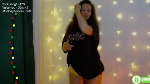 Snapshot of leia_bell chatting on 06/26/26, 07:18 hey Im Leia and I love rock online show from 06/26/26, 07:18