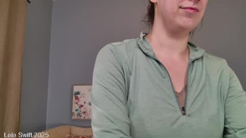 Snapshot of leiaswift chatting on 02/10/25, 12:39 Leia Swift online show from 02/10/25, 12:39