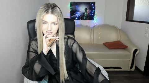 Snapshot of leila_morriss chatting on 12/11/24, 12:02 Leila Morriss online show from 12/11/24, 12:02