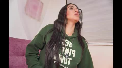 Snapshot of leila_petitee chatting on 11/16/25, 01:39 Leila online show from 11/16/25, 01:39