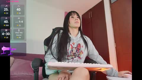 Snapshot of leila_petitee chatting on 07/20/26, 12:18 Leila online show from 07/20/26, 12:18