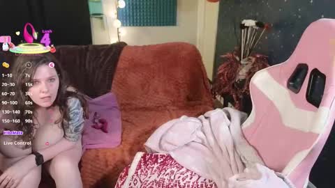 Junie 3 online show from 11/24/25, 11:26