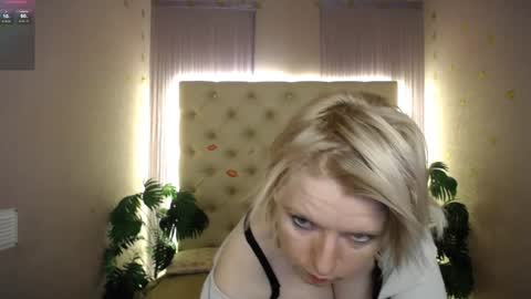 Snapshot of lena_paulles chatting on 12/23/24, 10:32 Lena online show from 12/23/24, 10:32