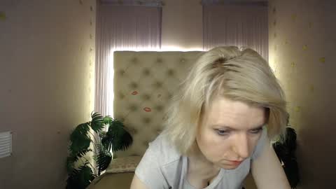 Snapshot of lena_paulles chatting on 12/24/24, 04:00 Lena online show from 12/24/24, 04:00