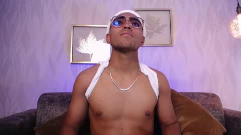 Snapshot of leondisanto chatting on 12/04/25, 07:00 Leon online show from 12/04/25, 07:00