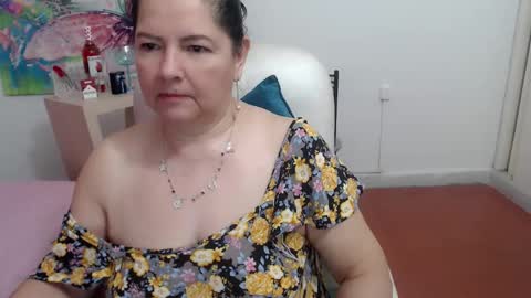 leonela   online show from 10/15/25, 04:45