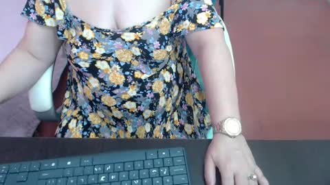 leonela   online show from 10/15/25, 04:51