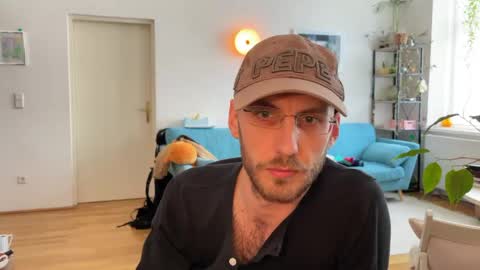 Leon online show from 04/21/26, 02:12