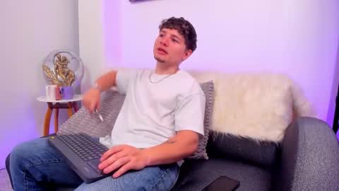 Leo  online show from 11/30/25, 04:27