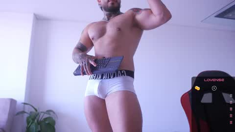 Snapshot of leosalvatore_ chatting on 05/16/26, 04:39 Leo Salvatore online show from 05/16/26, 04:39