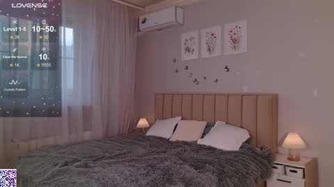 Nicole Moore online show from 02/12/25, 01:37