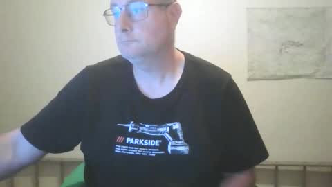 Snapshot of lerase40 chatting on 11/16/25, 07:14 homquisgode online show from 11/16/25, 07:14