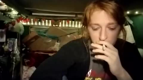 Snapshot of lesleygumgrass chatting on 05/15/26, 02:40 LesleyGumGrass- The Boring Trans girl online show from 05/15/26, 02:40