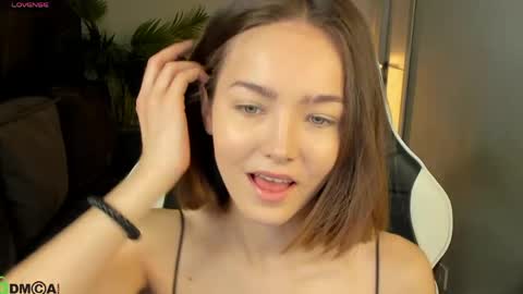 Snapshot of leslie_scottt chatting on 05/17/26, 01:03 Leslie online show from 05/17/26, 01:03
