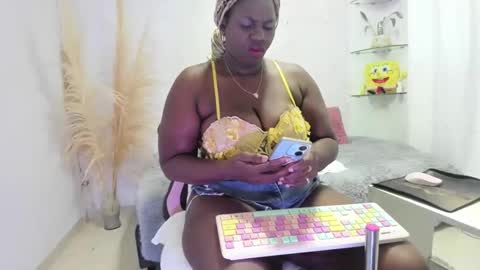 Snapshot of lesliee_brownn chatting on 10/15/25, 09:53 lesliee_brownn online show from 10/15/25, 09:53