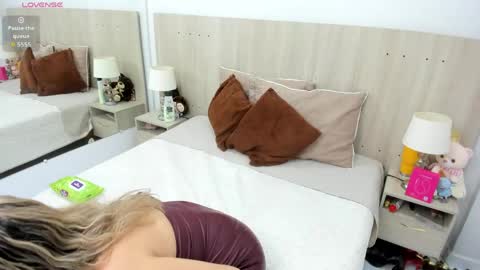 Lesly Santodomingo online show from 04/23/26, 12:04