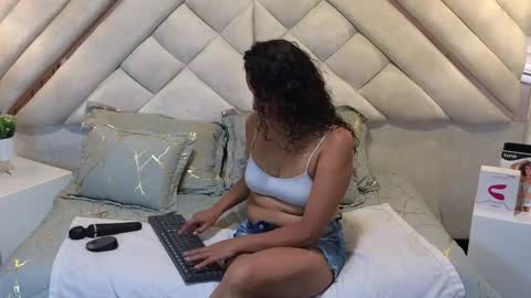 Snapshot of leslyflorez chatting on 02/05/25, 09:50 Lesly online show from 02/05/25, 09:50