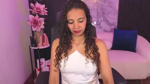 Snapshot of leslyflorez chatting on 09/24/25, 04:27 Lesly online show from 09/24/25, 04:27