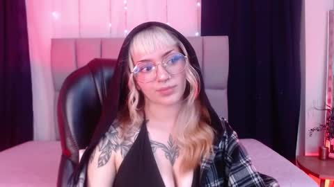 Snapshot of lessboobs_gh chatting on 02/05/25, 02:59 Less  online show from 02/05/25, 02:59