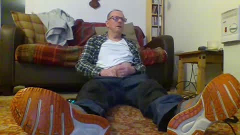 Snapshot of letmestrip chatting on 01/29/25, 12:12 paul online show from 01/29/25, 12:12