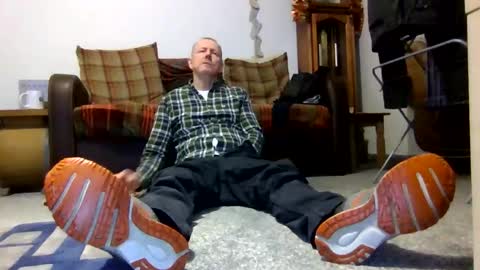 Snapshot of letmestrip chatting on 12/19/25, 07:32 paul online show from 12/19/25, 07:32