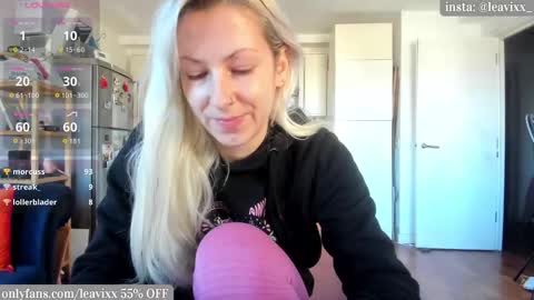 LeaVixx online show from 10/24/25, 10:44