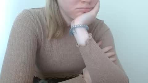 Snapshot of leyla_le chatting on 05/12/26, 06:10 Leyla online show from 05/12/26, 06:10
