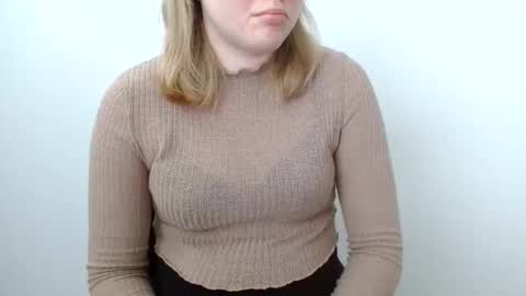 Snapshot of leyla_le chatting on 05/16/26, 10:36 Leyla online show from 05/16/26, 10:36