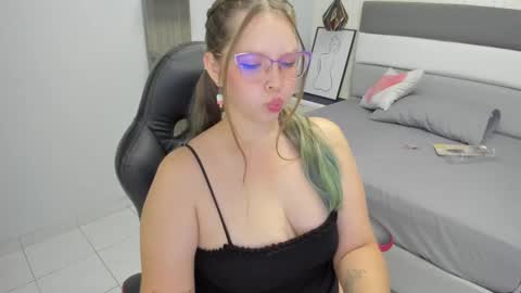 Snapshot of leynabraun chatting on 03/04/25, 03:59 online show from 03/04/25, 03:59