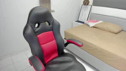 Snapshot of leynabraun chatting on 03/05/25, 12:44 online show from 03/05/25, 12:44