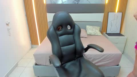 Snapshot of leynabraun chatting on 09/23/25, 01:03 online show from 09/23/25, 01:03