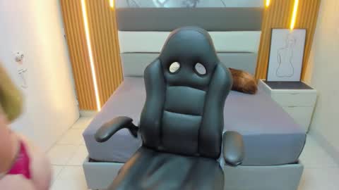 Snapshot of leynabraun chatting on 09/30/25, 12:54 online show from 09/30/25, 12:54