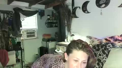 Olive Pena online show from 09/16/25, 10:44