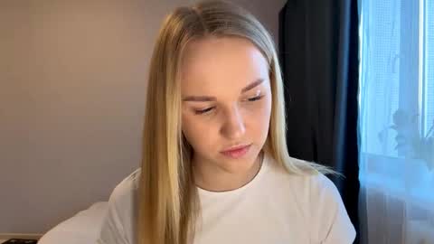 Mia online show from 11/18/25, 11:36